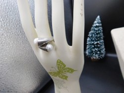 2 pearl twist ring a
